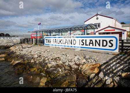 Die Falkland-Inseln Willkommen Schild am Port Stanley Stockfoto