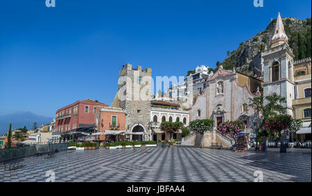 Panorama Blick auf Taormina Hauptplatz (Piazza IX Aprile) mit San Giuseppe Church, der Uhrturm und montieren Sie den Vulkan Ätna auf Hintergrund - Taormina, S Stockfoto
