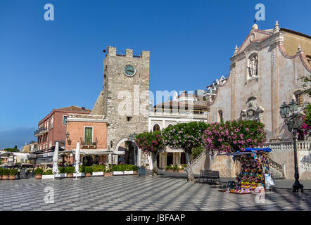 Taormina-Hauptplatz (Piazza IX Aprile) mit San Giuseppe Church und der Uhrturm - Taormina, Sizilien, Italien Stockfoto