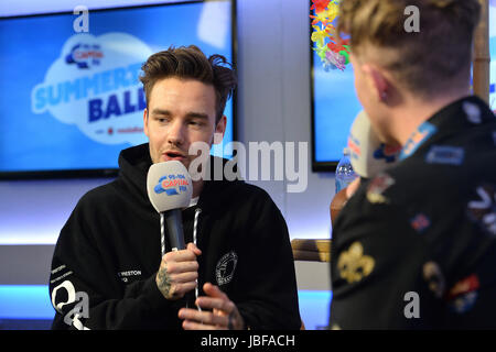 Liam Payne und Capital FM Moderator Roman Kemp auf Capital FM Sommer Ball mit Vodafone statt im Wembley Stadion in London. PRESSEVERBAND Foto. Bild Datum: Samstag, 10. Juni 2017. Bildnachweis sollte lauten: Dan Gesetz/PA Wire Stockfoto