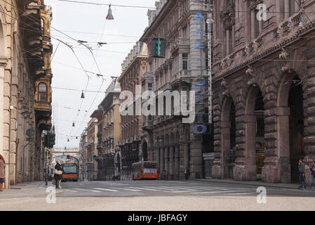 Genua, Italien - 16. März 2014: Touristen in der Via XX Settembre High street Stockfoto