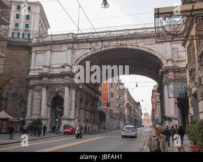 Genua, Italien - 16. März 2014: Touristen in der Via XX Settembre High street Stockfoto