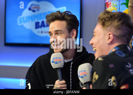 Liam Payne und Capital FM Moderator Roman Kemp auf Capital FM Sommer Ball mit Vodafone statt im Wembley Stadion in London. Stockfoto