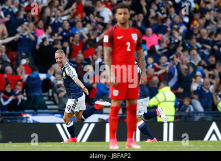 Schottlands Leigh Griffiths (links) feiert Tor seiner Mannschaft zweite Spiel im Zeittraining die 2018 FIFA World Cup, Gruppe F Spiel im Hampden Park, Glasgow. Stockfoto