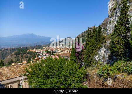 Luftaufnahme der Stadt Taormina und Mount Vulkan Ätna - Taormina, Sizilien, Italien Stockfoto