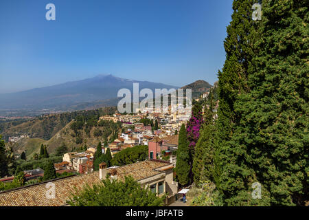 Luftaufnahme der Stadt Taormina und Mount Vulkan Ätna - Taormina, Sizilien, Italien Stockfoto