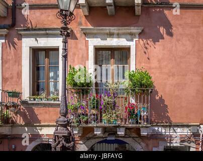 Schönen blühenden Balkon in Stadt Taormina - Taormina, Sizilien, Italien Stockfoto