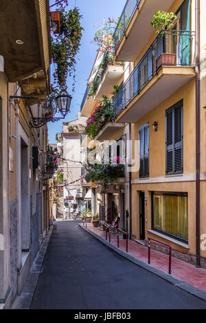 Straßenansicht der Stadt Taormina - Taormina, Sizilien, Italien Stockfoto