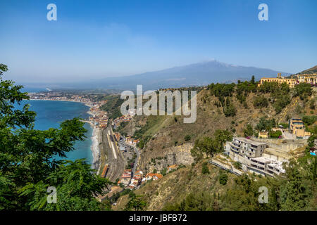 Luftaufnahme der Stadt Taormina, Mittelmeer und Mount Vulkan Ätna - Taormina, Sizilien, Italien Stockfoto