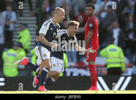 Schottlands Leigh Griffiths (links) feiert seine Seite zweite Tor während der FIFA WM 2018 Gruppe F-Qualifikationsspiel im Hampden Park, Glasgow. Stockfoto