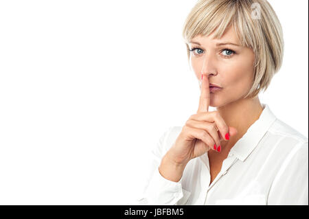 Ziemlich ruhig Frau gestikulieren Stille Stockfoto