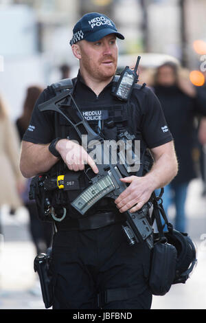 Polizisten auf Patrouille im Stadtzentrum von Cardiff während der Champions-League-Finale in Cardiff, Wales, UK. Stockfoto