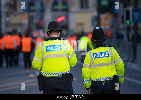 Polizisten auf Patrouille im Stadtzentrum von Cardiff während der Champions-League-Finale in Cardiff, Wales, UK. Stockfoto