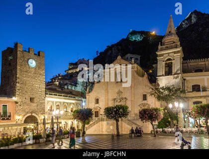 Taormina-Hauptplatz (Piazza IX Aprile) mit San Giuseppe Church und der Uhrturm in der Nacht - Taormina, Sizilien, Italien Stockfoto