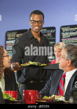 Schöner Kaffee Haus Barista Portion Gruppe von Führungskräften Stockfoto