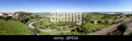 Blick vom Alentejo Stadt Monsaraz, am rechten Rand des Flusses Guadiana im portugiesischen Alentejo Region, in der Nähe von Alqueiva Damm und der Grenze zu Spanien. Stockfoto