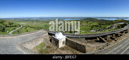 Blick vom Alentejo Stadt Monsaraz, am rechten Rand des Flusses Guadiana im portugiesischen Alentejo Region, in der Nähe von Alqueiva Damm und der Grenze zu Spanien. Stockfoto