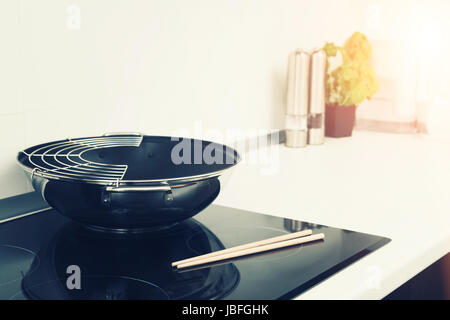 Pfanne in moderne Küche mit Induktionsherd Stockfoto