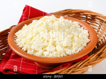 Schüssel mit slowakischen Bryndza Käse Stockfoto