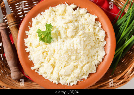 Schüssel mit Bryndza Käse und frischem Schnittlauch im Weidenkorb Stockfoto