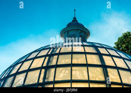 London, Vereinigtes Königreich - 1. Juni 2017: Greenwich Foot Tunnel Eingang Kuppel im Abendlicht, in London, Großbritannien Stockfoto