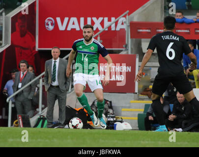 Nationale Fußball-Stadion im Windsor Park, Belfast. 2. Juni 2017. Vauxhall internationale Challenge Match - Nordirland 1 Neuseeland 0. Northern Ireland Stuart Dallas (14) in Aktion. Stockfoto