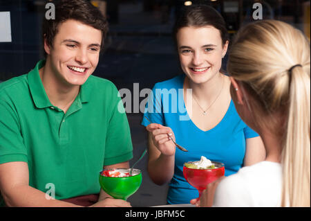 Freunde genießen Mahlzeit in einem restaurant Stockfoto