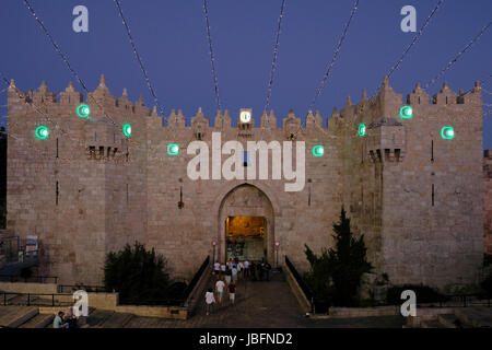 Festliche Lichter Dekoration Damaskus Tor während des muslimischen Fastenmonats Ramadan in der Altstadt von Jerusalem. Muslime weltweit beobachten, ein Monat des Fastens die erste Offenbarung des Qur'an Muhammad nach islamischen Glauben gedenken. Stockfoto