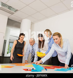 Geschäftskollegen diskutieren mehrfarbige Etiketten in Vorstandssitzung Stockfoto