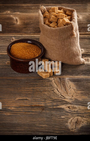 Brown Sugar Cubes im Leinensack Stockfoto