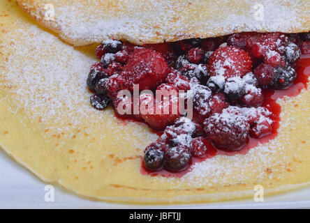 Pfannkuchen mit frischer Erdbeermarmelade Closeup isoliert auf Whize Hintergrund-gesundes Bio-Frühstück Stockfoto