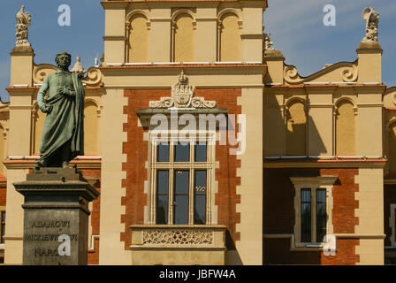 Die Statue von Adam Mickiewicz vor den Tuchhallen in Krakau in Polen Stockfoto