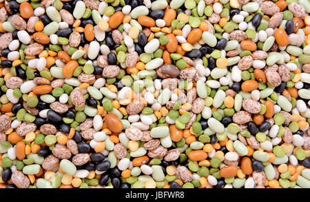 Gemischte getrocknete Bohnen - schwarze Schildkröte Bohnen, Flageolett-Bohnen, Pinto-Bohnen, braune Bohnen, Gartenbohnen Bohnen, grüne Erbsen und gelben Erbsen - abstrakte Hintergrundtextur Stockfoto