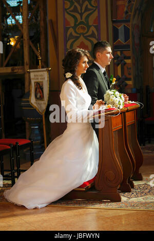 Braut und Bräutigam in der Kirche während der Trauung Stockfoto