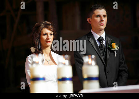 Braut und Bräutigam in der Kirche während der Trauung Stockfoto