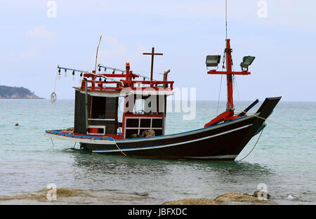 Angelboot/Fischerboot in Thailand auf Koh Samui am Chaweng Beach Stockfoto