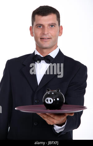 Kellner servieren ein Sparschwein Stockfoto
