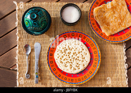 Typisches marokkanisches Frühstück mit Beghrir und M'semmen (zart Marokkanische Pfannkuchen aus Grieß Mehl hergestellt) Stockfoto