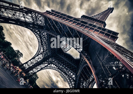 Blick auf Eiffelturm in Grungy dramatischen Stil, Paris, Frankreich Stockfoto