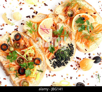 appetitliche Sandwiches mit Räucherlachs und Gemüse hautnah Stockfoto