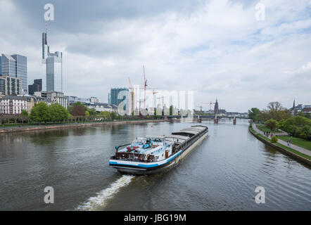 Lastkahn Auf Dem Main Bei Frankfurt Stockfoto