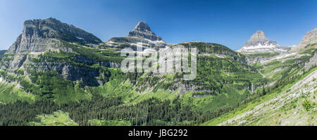 Panoramablick von der Going-to-the-Sun Road im Glacier National Park im US-Bundesstaat Montana. Stockfoto