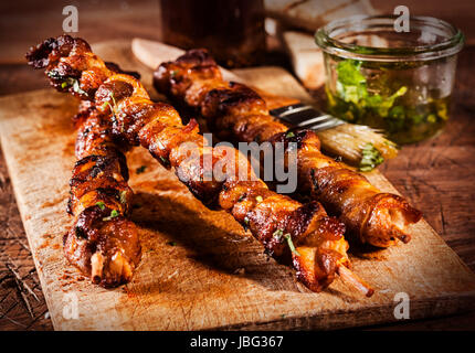 Trio von herzhaft gegrillt gegrillte Rindfleisch Kebab in einer würzigen Marinade mariniert, serviert mit festgesteckt Kräuter auf ein Schneidbrett aus Holz Stockfoto