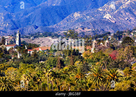 Mission Berge Palmen Bäume Santa Barbara in Kalifornien.  Gegründet im Jahre 1786 am Ende des Pater Junipero Serra Leben. Stockfoto