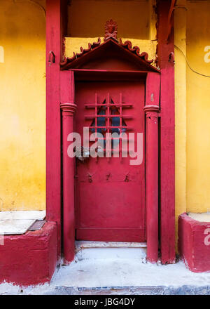 Rot lackiertem Eisen, verschlossene Tür in griechischen Haus, Athen, Griechenland Stockfoto