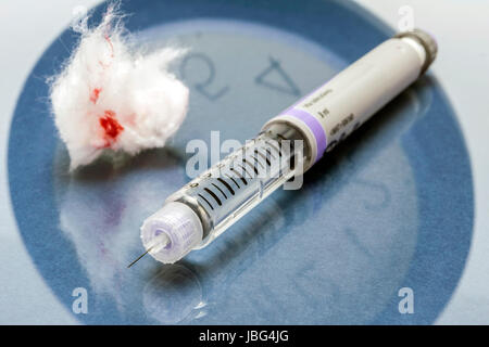 Ein Bleistift, Insulin zusammen mit einem Baumwoll gebeizt mit Blut, Konzept der täglichen Medikation Stockfoto