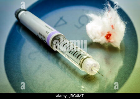 Ein Bleistift, Insulin zusammen mit einem Baumwoll gebeizt mit Blut, Konzept der täglichen Medikation Stockfoto