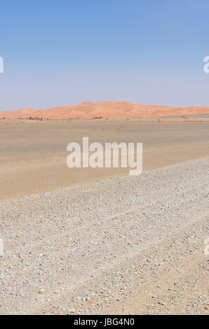 Leere steinige Wüste Weg nach Erg Chebbi in der marokkanischen Sahara, Afrika. Stockfoto