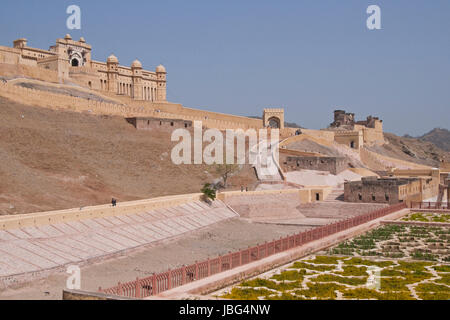 Amber Fort thront auf einem Hügel im Dorf von Amer am Stadtrand von Jaipur in Rajasthan Indien. Stockfoto