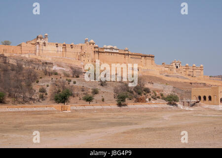 Amber Fort thront auf einem Hügel im Dorf von Amer am Stadtrand von Jaipur in Rajasthan Indien. Stockfoto